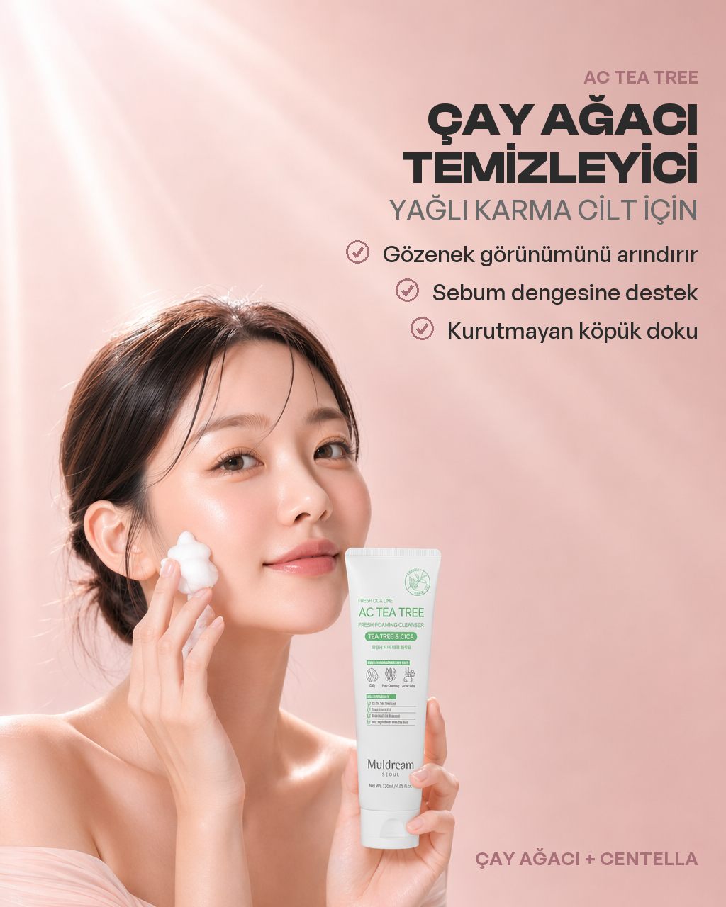 Avuçta köpürtülen Ac Tea Tree temizleyicinin yoğun köpüğü yakından
