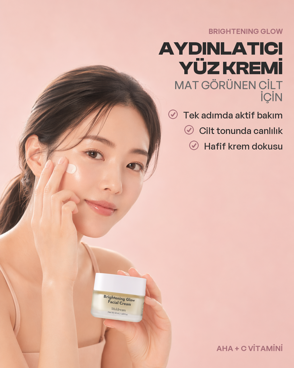 Parmakla alınan Brightening Glow Facial Cream'in hafif krem dokusu yakından