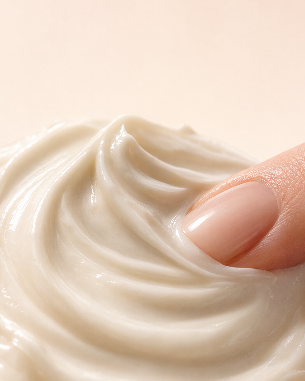 Brightening Glow Facial Cream düz zeminde formül notlarıyla üstten çekim
