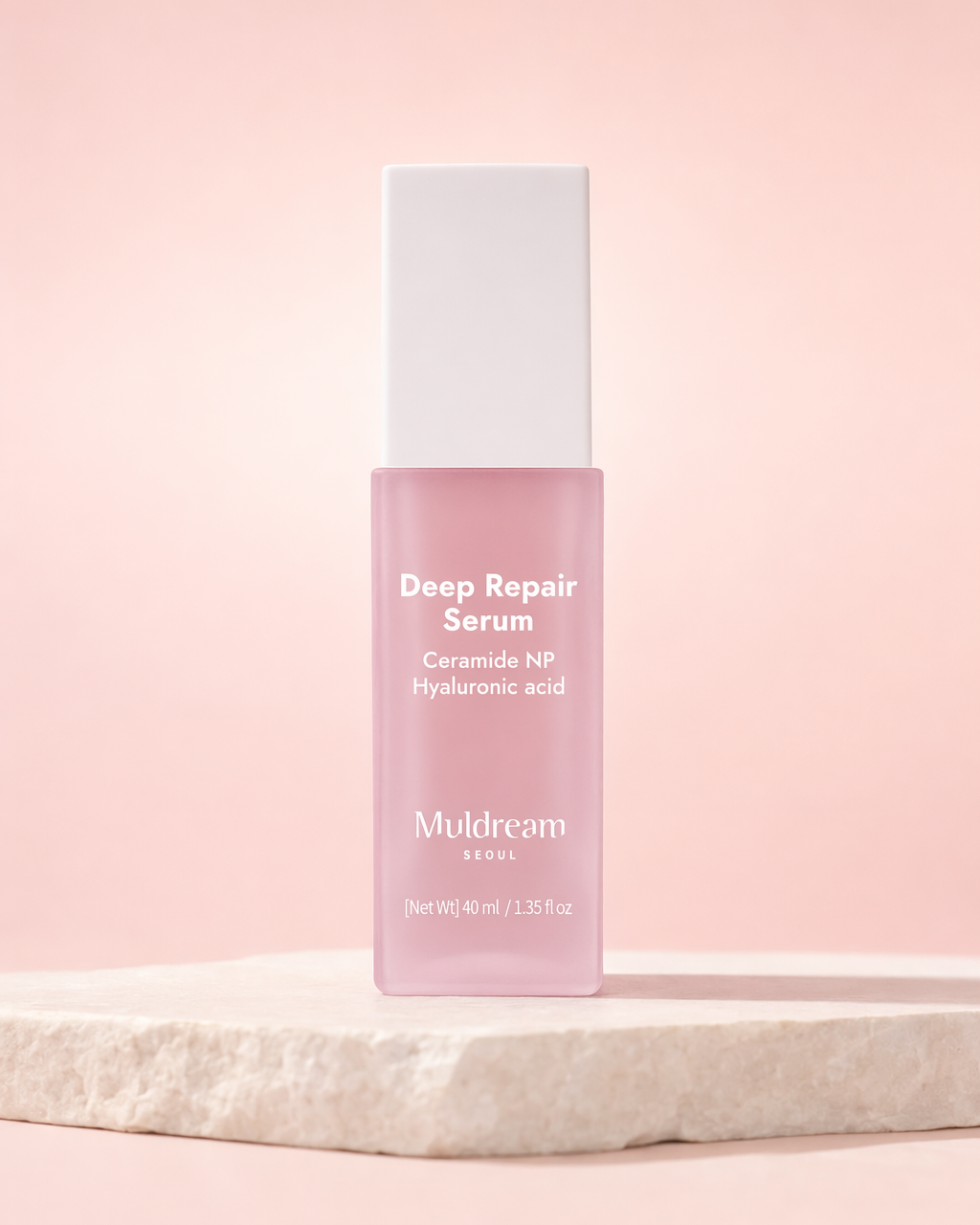 Deep Repair Serum şişesi ve damlalığı, açık fon önünde ürün çekimi