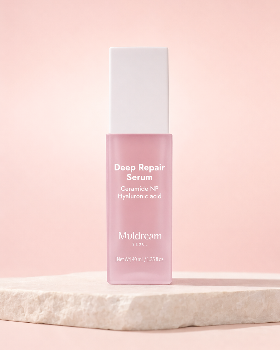 Deep Repair Serum şişesi ve damlalığı, açık fon önünde ürün çekimi