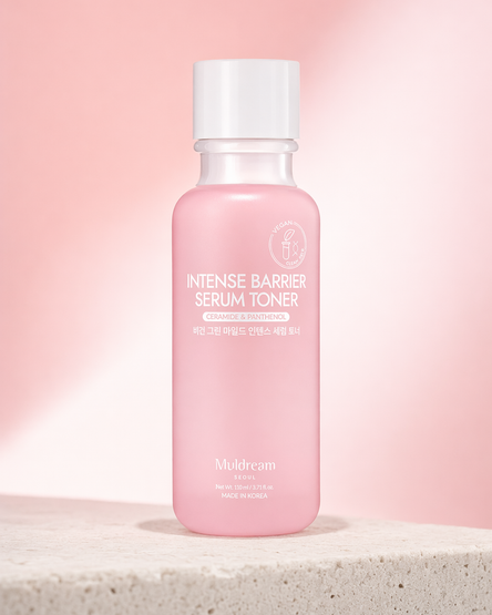 Intense Barrier Serum Toner şişesi sade fon önünde ürün çekimi