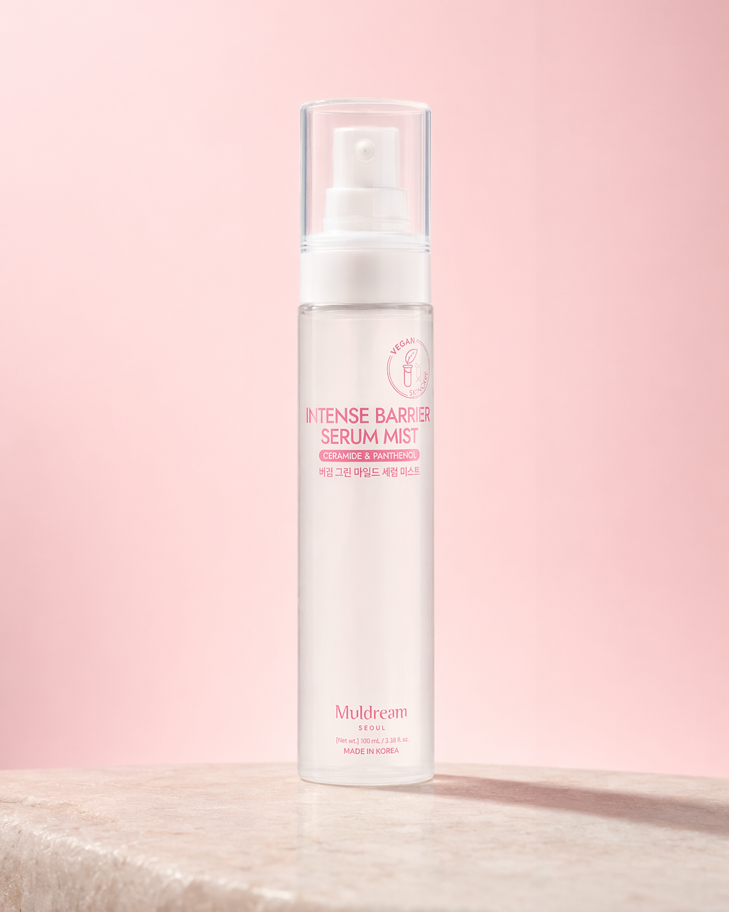Serum Mist sprey şişesi açık fonda ürün çekimi