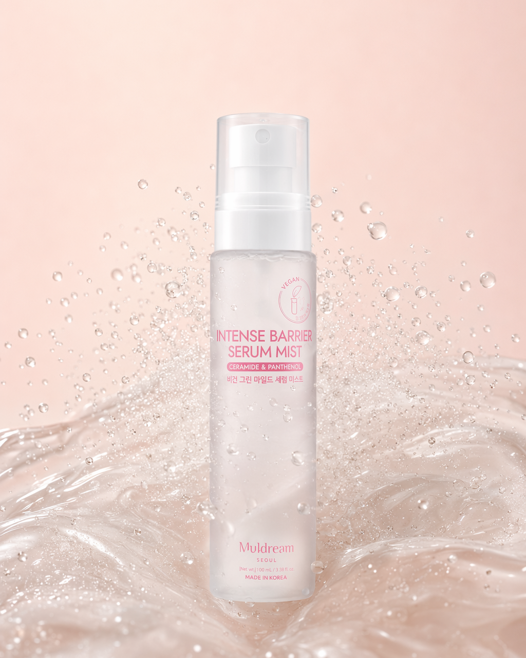 Serum Mist çanta düzeninde günlük eşyalarla birlikte üstten çekim