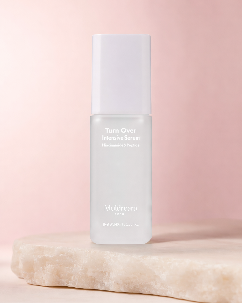 Turn Over Serum şişesi koyu fon önünde gece temalı ürün çekimi