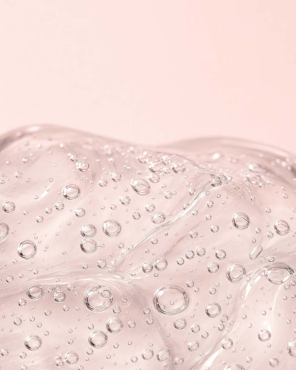 Turn Over Serum komodin düzeninde akşam rutini eşyalarıyla üstten çekim